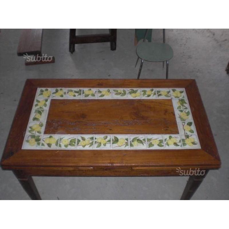Tavolo con mattonelle dipinto a mano